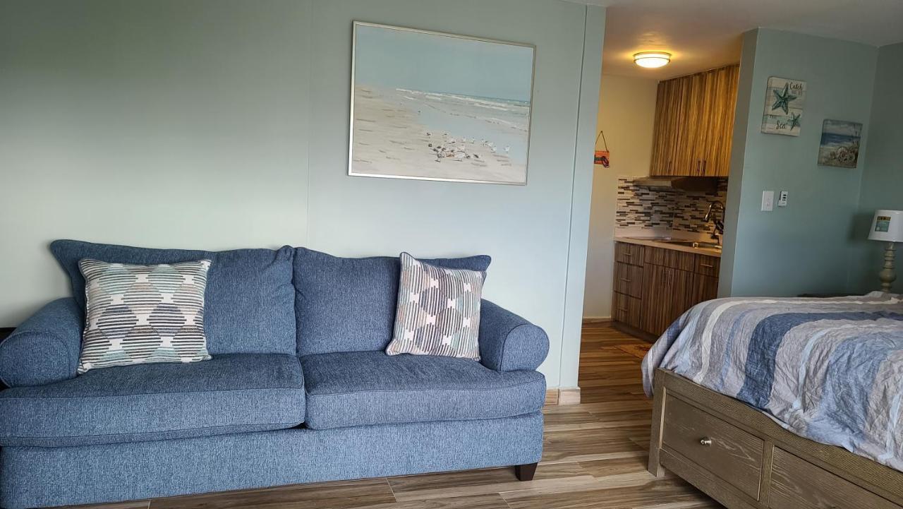 Apartment Beachfront Serenity: Remodeled With Views