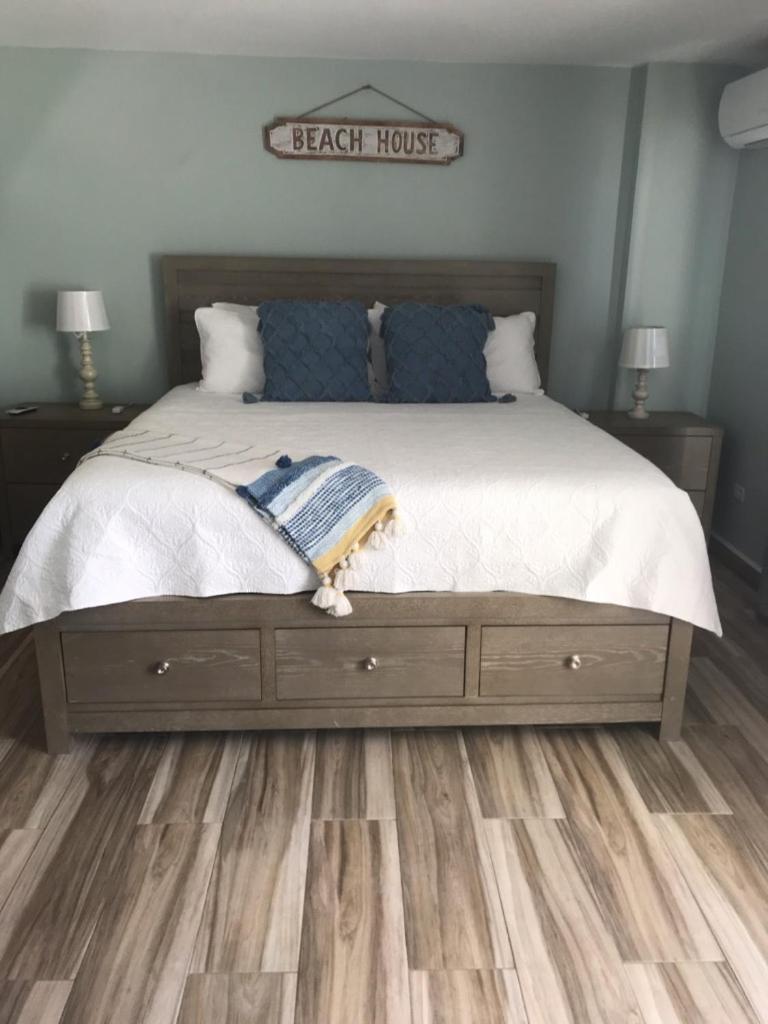 Apartment Beachfront Serenity: Remodeled With Views *