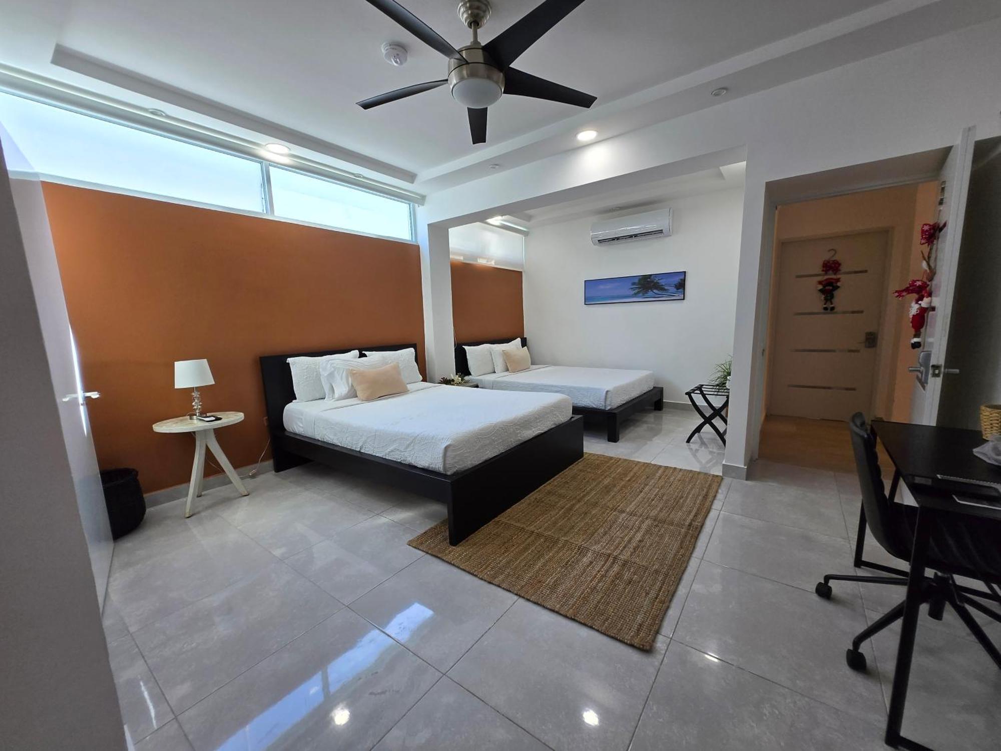 Guest house Elegant And With Desk *